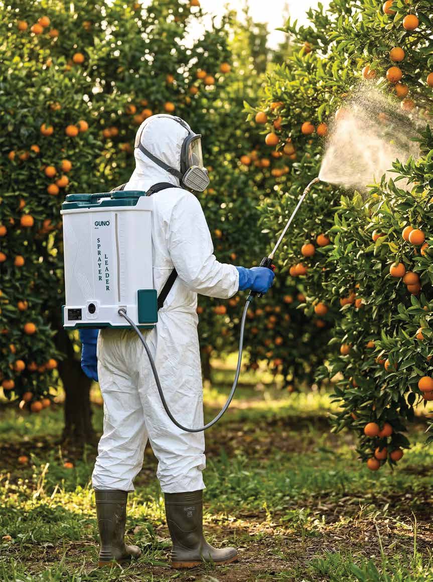 Akulu sirt pompasi bahce ilaclama uygulamasi